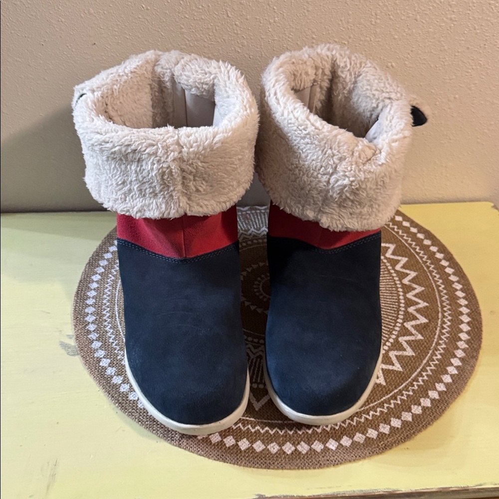 New Crocs Adela Foldover Fuzz Bootie w/poppy stucco standard fit Winter Boots - Picture 12 of 16